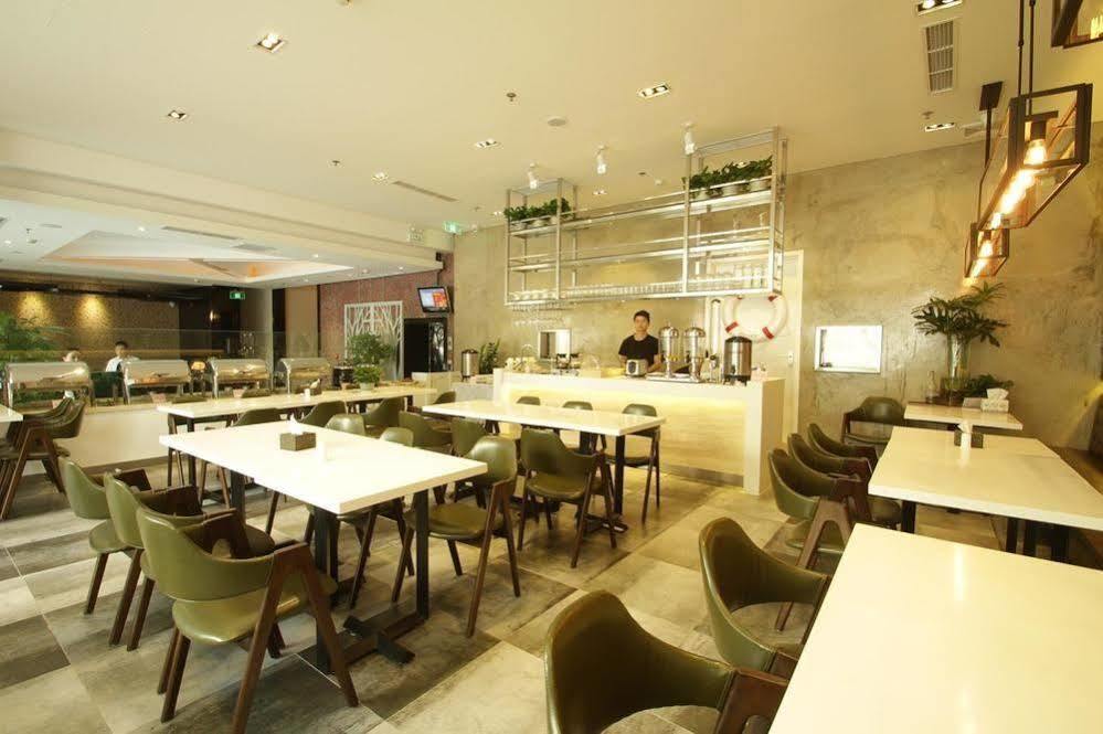 Hotel Jingli Hongyizhan Sanlitun 3*